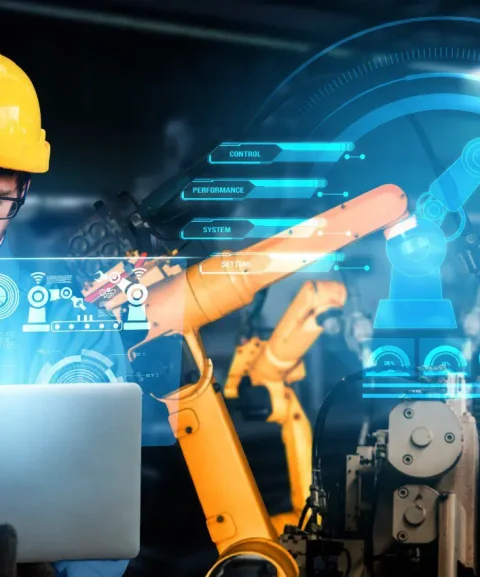 ingeniero-da-ordene-a-brazo-robotico